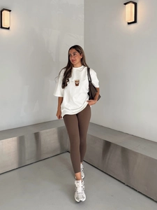 T-shirt blanc graphique oversize avec legging marron pour un style urbain décontracté