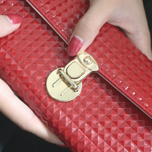 Pochette matelassée rouge en cuir avec fermoir doré et texture à motifs de diamants