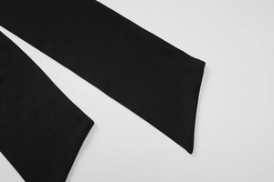 Nahaufnahme der hochwertigen schwarzen Strickstofftextur und der feinen Randverarbeitung