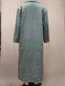 Vue détaillée du dos d'un manteau long gris chaud en laine avec un col à revers classique