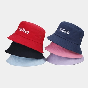 Dettaglio di cappelli alla pescatora in cotone multicolore con ricamo Colorado e occhielli