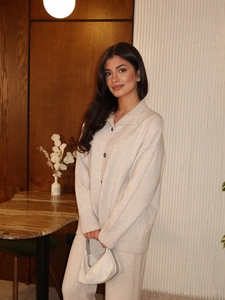 Completo chic in maglia beige con cardigan bottoni e pantaloni larghi abbinati coordinati
