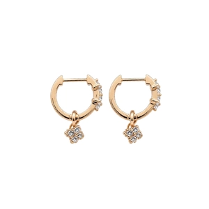 Boucles d'oreilles créoles trèfle en or rose avec zircons au design élégant et minimaliste