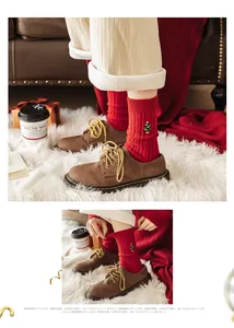 Détail de chaussettes de Noël rouges tricotées avec broderie sapin et style automnal