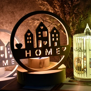 Detailansicht des hölzernen HOME Kerzenhalters mit Haus-Silhouette und Teelicht-Halterung