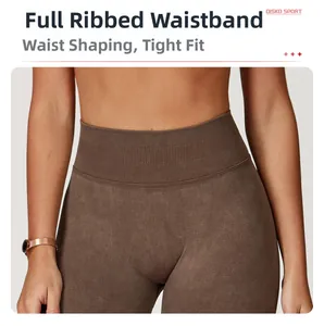 Detail des nahtlosen Rippbunds an der kaffeebraunen Yogahose zur Bauchkontrolle