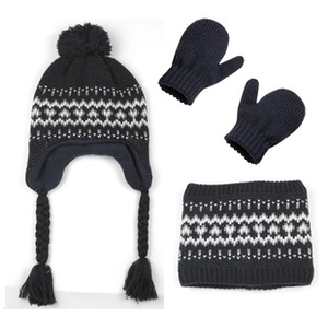 Dettaglio del set invernale in maglia blu scuro con cappello, sciarpa e guanti caldi