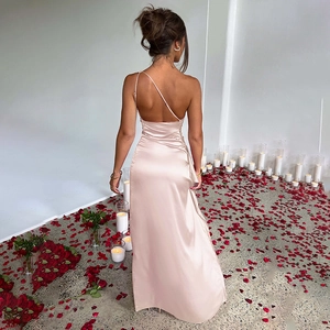 Vue détaillée du dos d'une robe de soirée en satin champagne avec pétales de rose