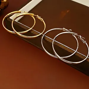 Boucles d'oreilles créoles classiques en or et argent avec design circulaire poli brillant