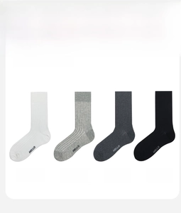 Detailansicht von Baumwoll-Rippstrick-Socken in Weiß, Grau und Schwarz mit HELLO-Aufdruck