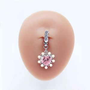 Détail d'un piercing de nombril en opale rose en forme de cœur avec perles et zircons