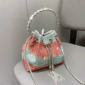 Dettaglio della borsa a secchiello con strass colorati e cristalli rosa e blu