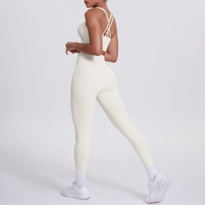 Détail de la brassière de sport à dos croisé et du legging sans couture en beige