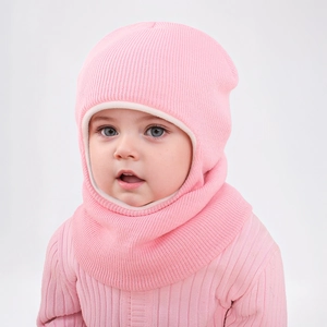 Détail de la cagoule tricotée rose pour bébé avec doublure polaire et cache-cou intégré