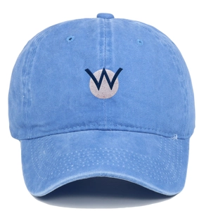 Broderie détaillée de la lettre W sur une casquette en coton bleu délavé vintage