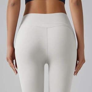 Detail van de V-vormige naad op de yoga legging voor een liftend effect op de billen