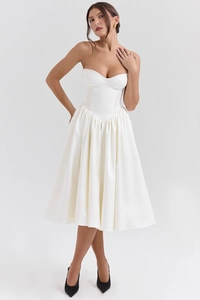 Elegante abito longuette a corsetto bianco senza spalline con gonna ampia e vita