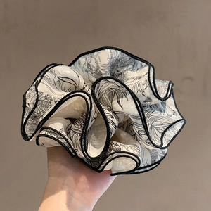 Coletero plisado elegante con estampado floral de tinta china en gasa blanca y negra