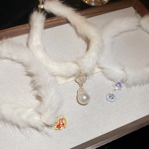 Elegant plush flower pearl necklace with sparkling rhinestones in a winter choker style