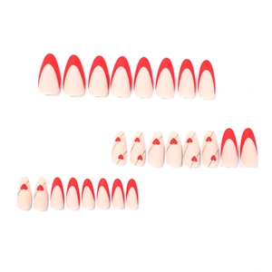 24 faux ongles rose mat avec pointes French rouges, motifs cœur et lignes dorées