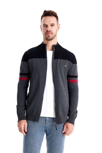 Détail du cardigan en maille pour homme avec blocs de couleurs et poignets côtelés en gris