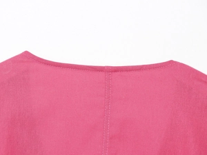Détail de l'encolure et des coutures verticales sur le haut kimono en mélange de lin
