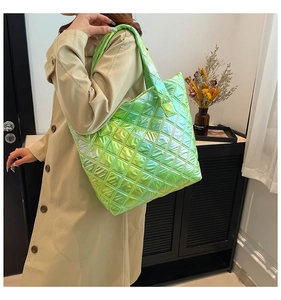 Makroaufnahme der grünen Laser-Stepptasche mit Metallic-Textur und Rautensteppung