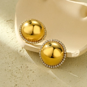 Boucles d'oreilles semi-sphériques dorées avec cristaux blancs sur support en pierre