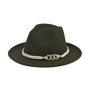 Detail eines dunkeloliven Wollfedoras mit geflochtenem Seil und goldener Kette