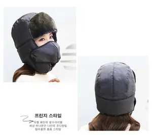 Détail du chapeau aviateur gris montrant le tissu coupe-vent et la doublure en fourrure