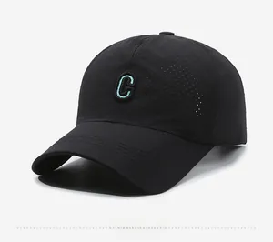 Detail der schwarzen Sonnenkappe mit blauem C-Sticklogo und perforierter Textur