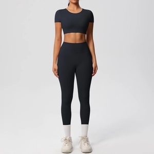 Vue de face d'un ensemble de fitness noir en nylon avec haut court et legging à taille haute