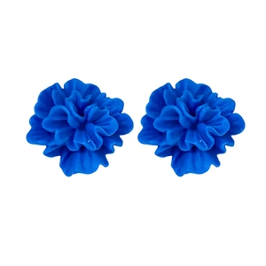 Boucles d'oreilles fleurs en résine bleu foncé avec pétales superposés élégants