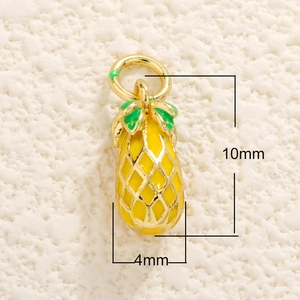 Vista macro di un ciondolo ad ananas 10x4mm con smalto giallo e finitura dorata