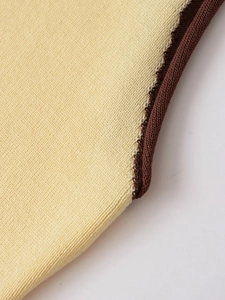 Détail de haut en tricot jaune clair avec bordure côtelée contrastée marron foncé