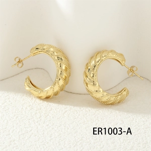 Détail de boucles d'oreilles créoles dorées 18K avec texture corde et perles