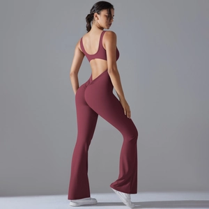 Detail eines dunkelroten rückenfreien Yoga-Jumpsuits mit Push-Up und Schlaghose Design