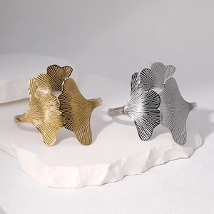 Elegante goud en zilveren ginkgo blad roestvrijstalen armbanden op witte stenen