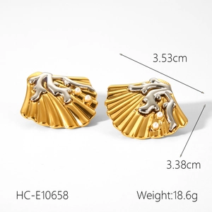 Dettaglio orecchini a conchiglia bicolore con misure 3,53 cm per 3,38 cm