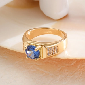 Detailansicht eines Herrenrings in Gold mit großem blauen Zirkon und Mikroverzierungen
