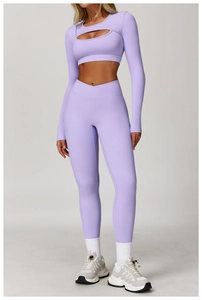 Détail de l'ensemble de yoga lilas avec haut ajouré et legging à taille haute croisée