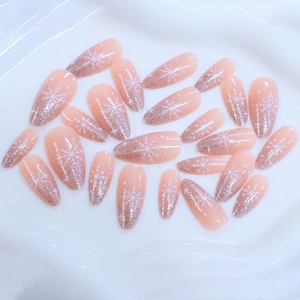 Weihnachts-Kunstnägel in Mandelform mit rosa Farbverlauf, Silberglitzer und Schneeflocken