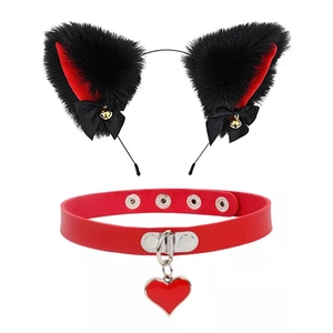 Détail de serre-tête oreilles de chat rouge et noir avec choker coeur et cloches