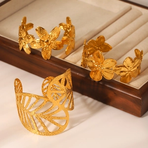 Bracciali aperti in acciaio inossidabile placcato oro 18K con trame di foglie e fiori