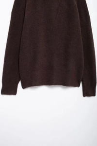 Detailansicht des dunkelbraunen Strickpullovers mit dicker gebürsteter Textur und Wolle