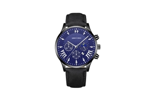 Dettaglio del quadrante blu con tre sotto-quadranti e datario su orologio in pelle