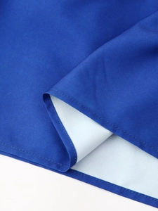 Gros plan de l'ourlet de robe bleu roi montrant la double couture et le tissu sergé