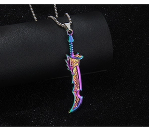 Dettaglio macro del ciondolo a spada drago arcobaleno su collana in stile hip hop