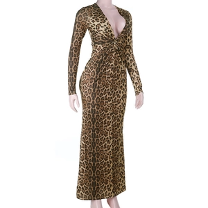 Dettaglio di abito lungo leopardato con scollo a V profondo e design con nodo frontale