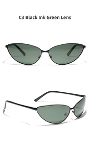 Dettaglio degli occhiali da sole cat eye Y2K con montatura nera e lenti verde scuro e stampa